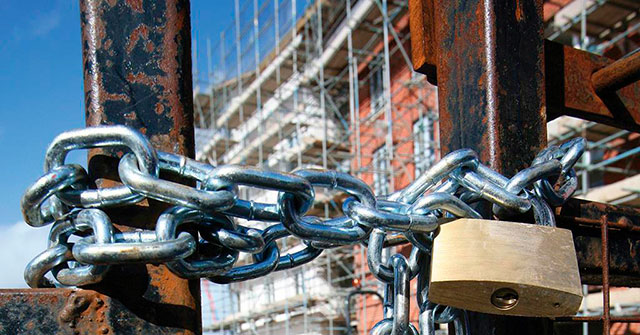 Uso de cadeado em portões da construção civil